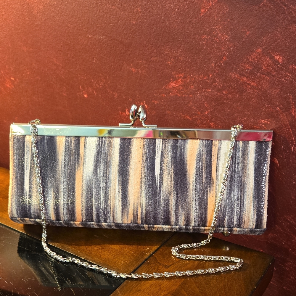Lovely N.Y. Clutch w/Chain Strap & Kissing Clasp Closure